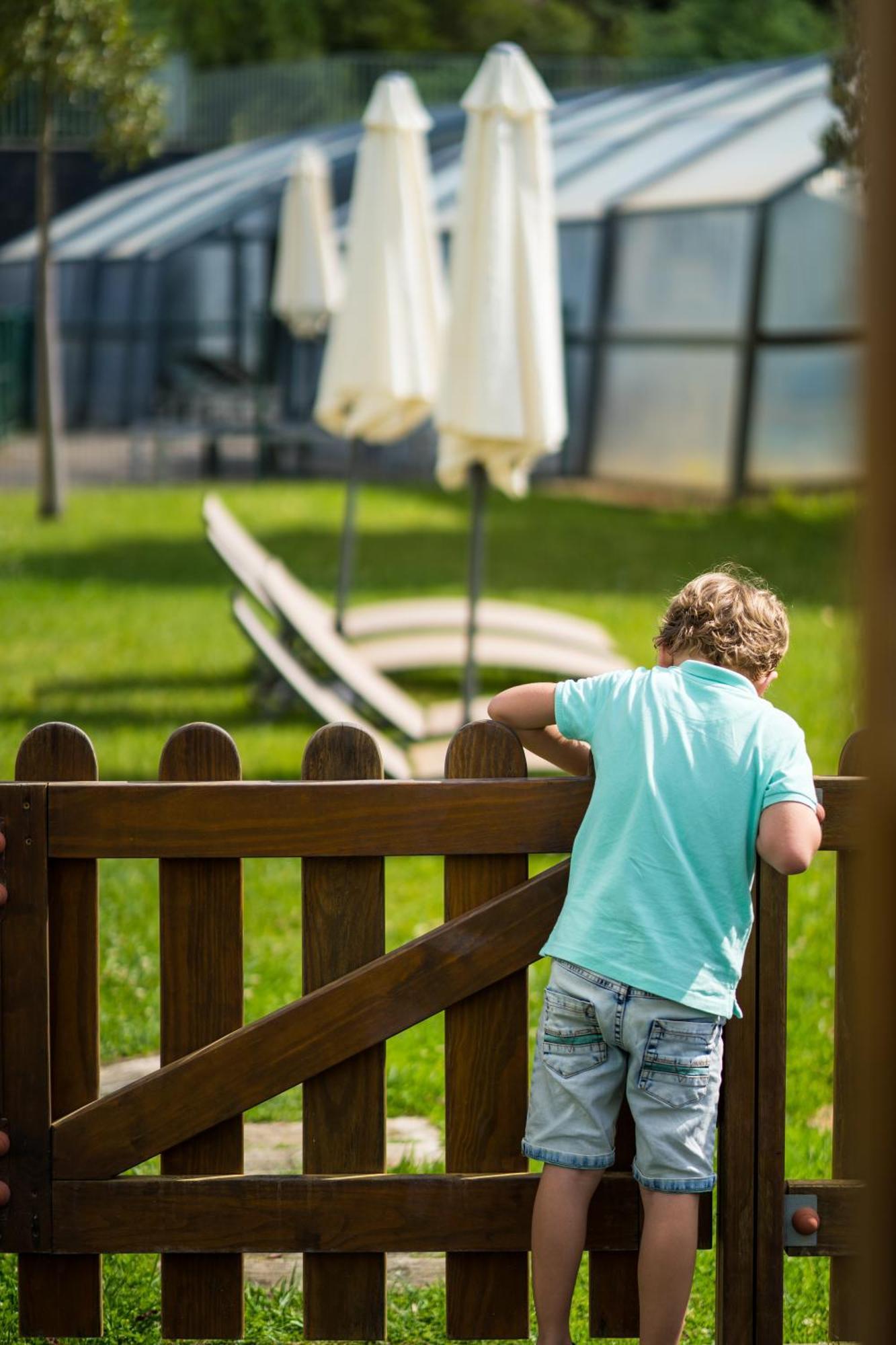 Monchique Resort & Spa Exteriör bild A child looking through a fence