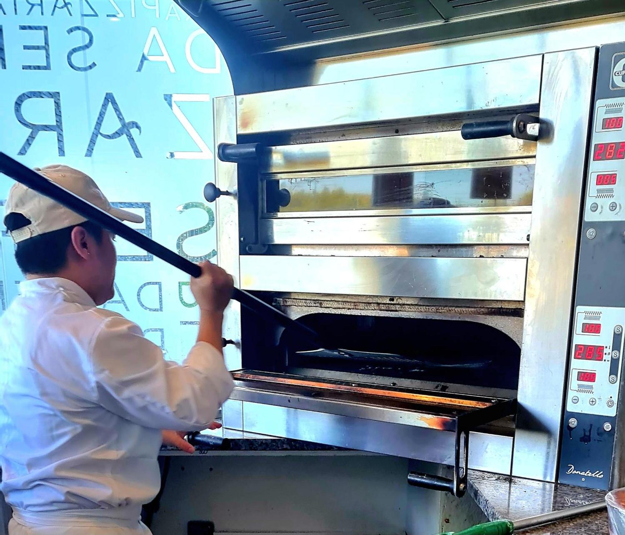 Monchique Resort & Spa Exteriör bild A pizzaiolo baking a pizza in a wood-fired oven