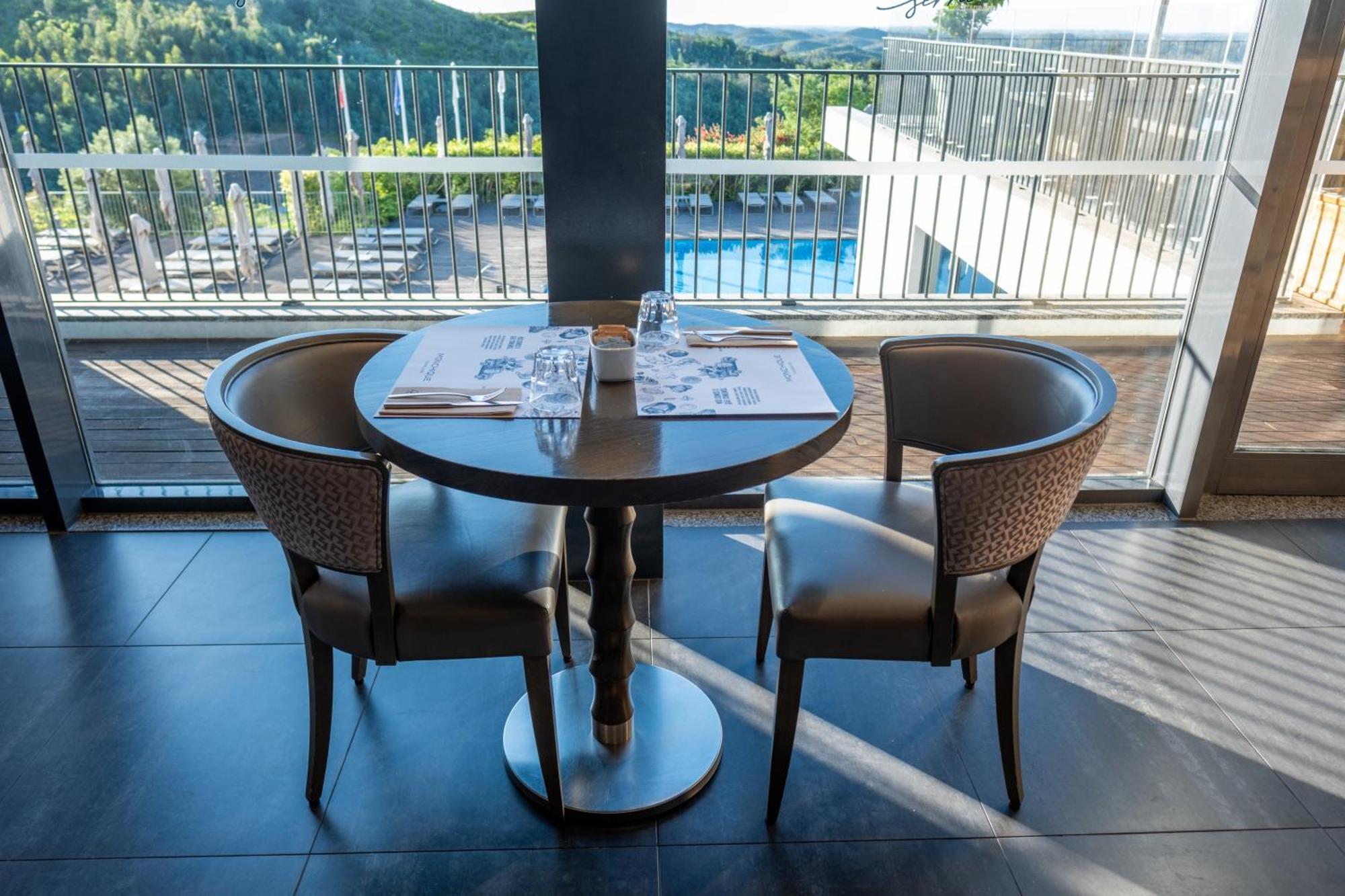 Monchique Resort & Spa Exteriör bild A table and chairs